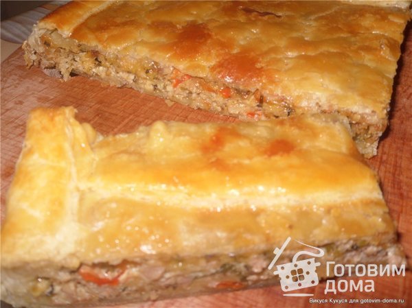 Слоеный пирог с мясным фаршем, сыром, брынзой и перцем фото к рецепту 1