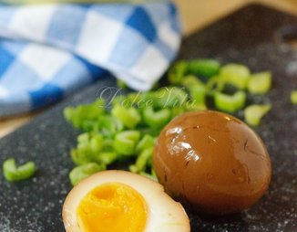 Варёные яйца, маринованные в соевом соусе со специями