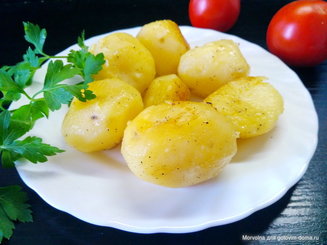 Молодой картофель, запеченный в мультиварке