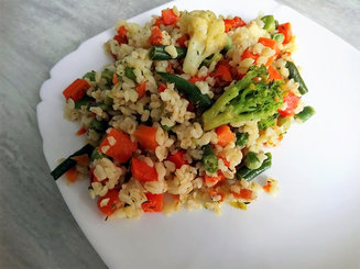 Тёплый салат из булгура и овощей