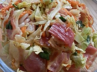 Летний капустный салат с беконом