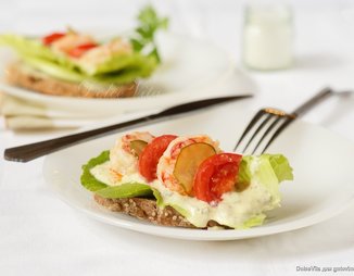 Smørrebrød - Бутерброд с креветками и соусом ремулад