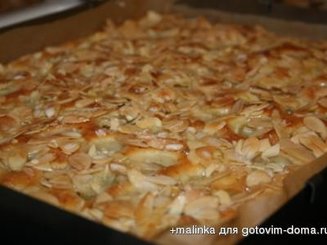 Пирог на кефире с ревенем и миндальной посыпкой