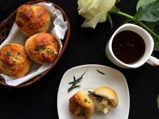Чесночно-розмариновые булочки с беконом и сыром