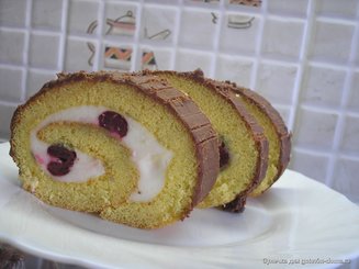 Рулет с суфле и брусникой