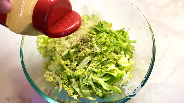 Весенний салат с молодой капустой и овощами фото к рецепту 6