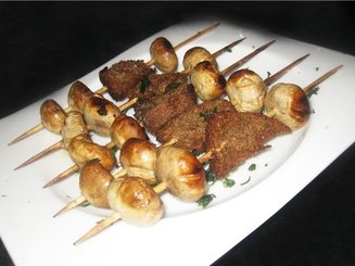 Грибные шашлычки с копчёной грудинкой и душистым хлебом