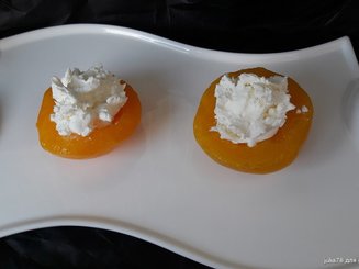 Персики с сыром "Фета" и чесноком
