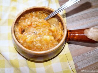 Густой суп из перловой крупы и квашеной капусты