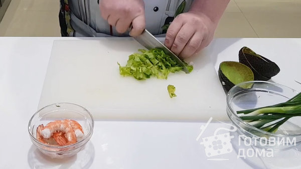 Салат с креветками в лодочках из авокадо фото к рецепту 6