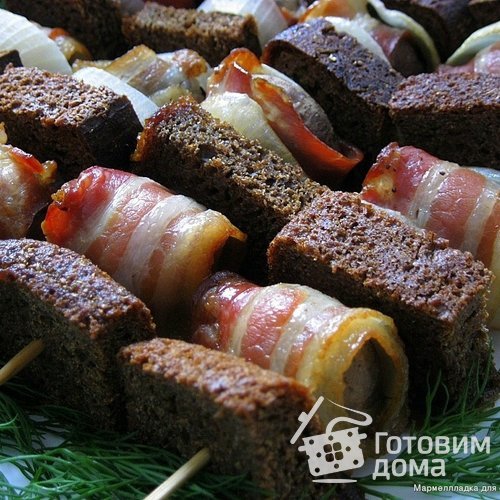 Грибные шашлычки с копчёной грудинкой и душистым хлебом