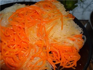 Морковный салат со стекляной лапшой