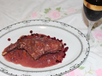 Кролик по-охотничьи с грушами,тушенный в красном вине с брусникой