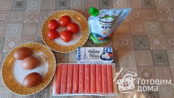 Слоеный салат с крабовыми палочками, помидорами и сыром фета фото к рецепту 1