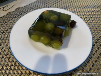 Летний десерт-желе со свежими ягодами, фруктами