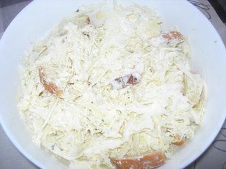 Хрустящий салат из пекинской капусты с сыром и сухариками
