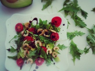 Салат с рукколой, креветками, авокадо и помидорами черри