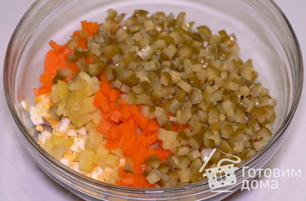 Праздничный салат Оливье с говяжьим языком фото к рецепту 7