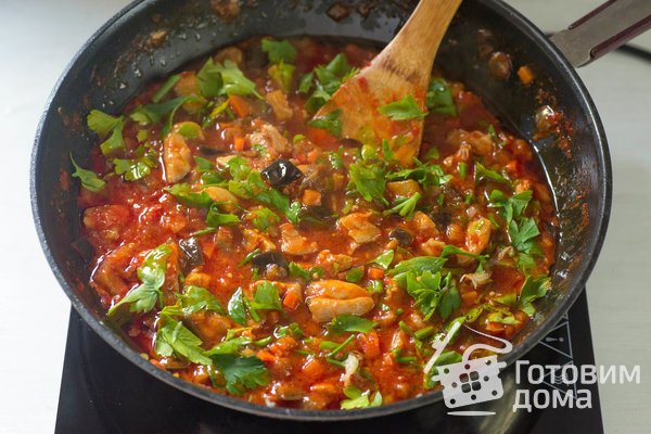 Курица, тушенная с баклажанами и овощами фото к рецепту 13