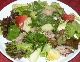 Летний салат с тунцом и авокадо