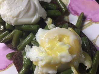 Smørrebrød - Датский бутерброд с фасолью и яйцом пашот