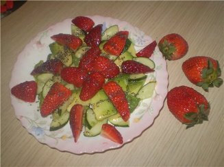 Салат из клубники, огурцов и авокадо
