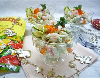 Новогодний салат с креветками, крабовым мясом и авокадо