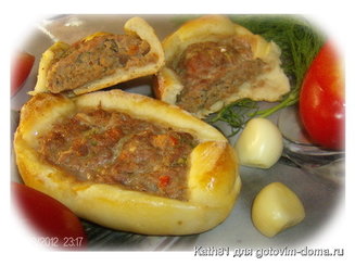 Пиде (турецкие лепешки) с фаршем, фетой и помидорами