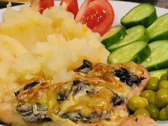 Стейки из индейки, запеченные с шампиньонами и сыром