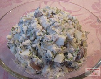 Салат с курицей, грибами и сыром