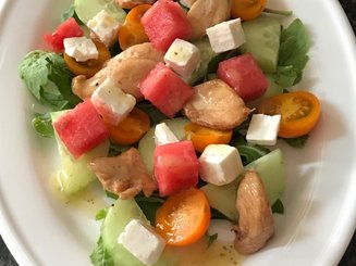 Греческий салат с куриной грудкой, арбузом и фетой