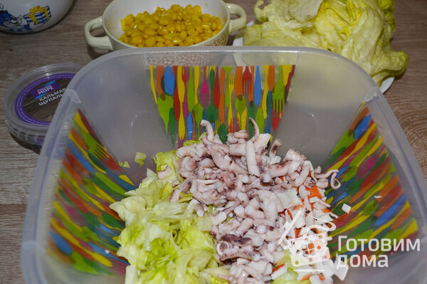 Салат из крабовых палочек и кальмаров «Морской каприз» фото к рецепту 4