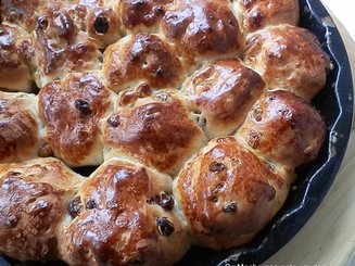 Булочки из дрожжевого теста с изюмом (или без)