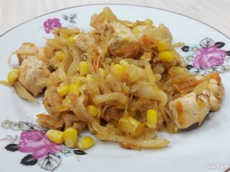 Капуста тушеная с мясом и кукурузой