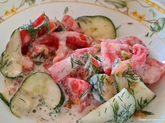 Салат из помидор с огурцами - что может быть нового?
