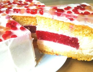Бисквитный торт с воздушным кремом и ягодным желе