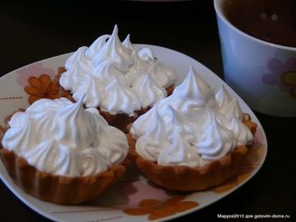 Песочные корзиночки ( со сливой, грецким орехом и сливками)