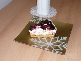 Торт с вишней, миндалем и горьким шоколадом