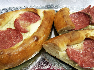 Пидэ с колбасой (турецкая пицца)