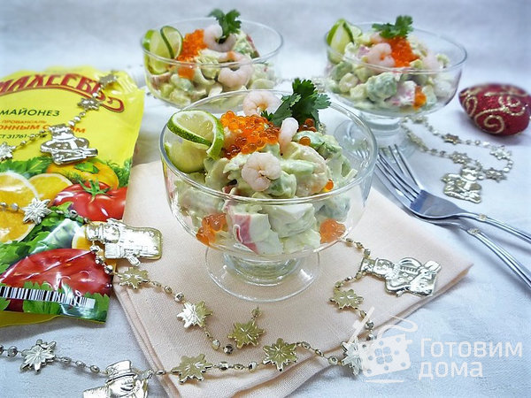 Новогодний салат с креветками, крабовым мясом и авокадо фото к рецепту 8