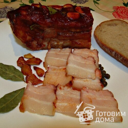 Свиная грудинка, запеченная в двух соусах