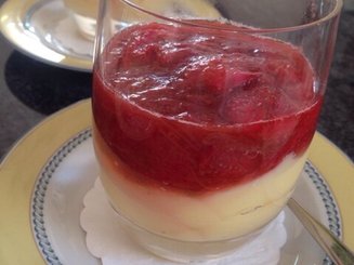 Ванильный фламмери с карамелизированной клубникой и ревенем