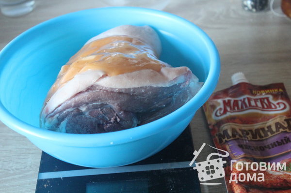 Запеченная свиная рулька в чесночном маринаде с зернистой горчицей фото к рецепту 2