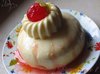 Ванильный десерт с клубничной карамелью