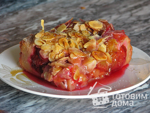 Закрытый сливовый пирог с миндально-сахарной корочкой