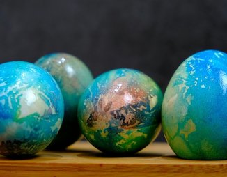 Пасхальные яйца как планета «Земля» - как покрасить яйца на Пасху красиво и необычно