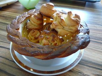 Корзинка с сахарными булочками и мармеладом