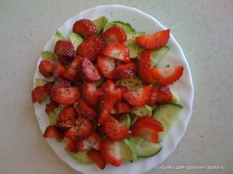 Салат из клубники, огурцов и авокадо