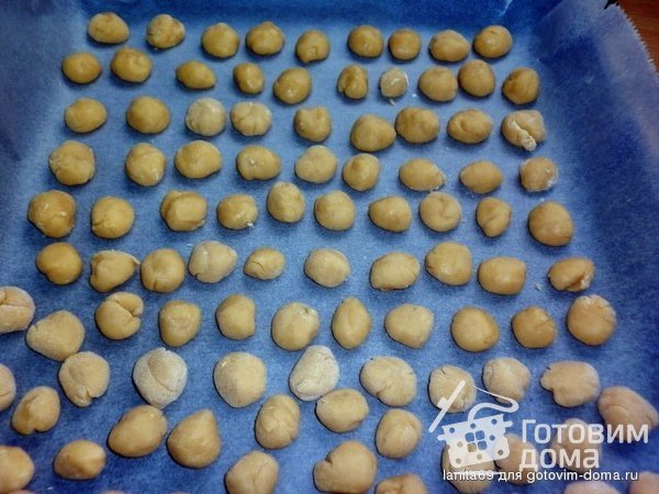 Торт &quot;Пивные кружки с бочкой пива&quot; медовые шарики фото к рецепту 2