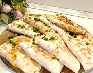 Лаваш с яйцом, помидором и сыром